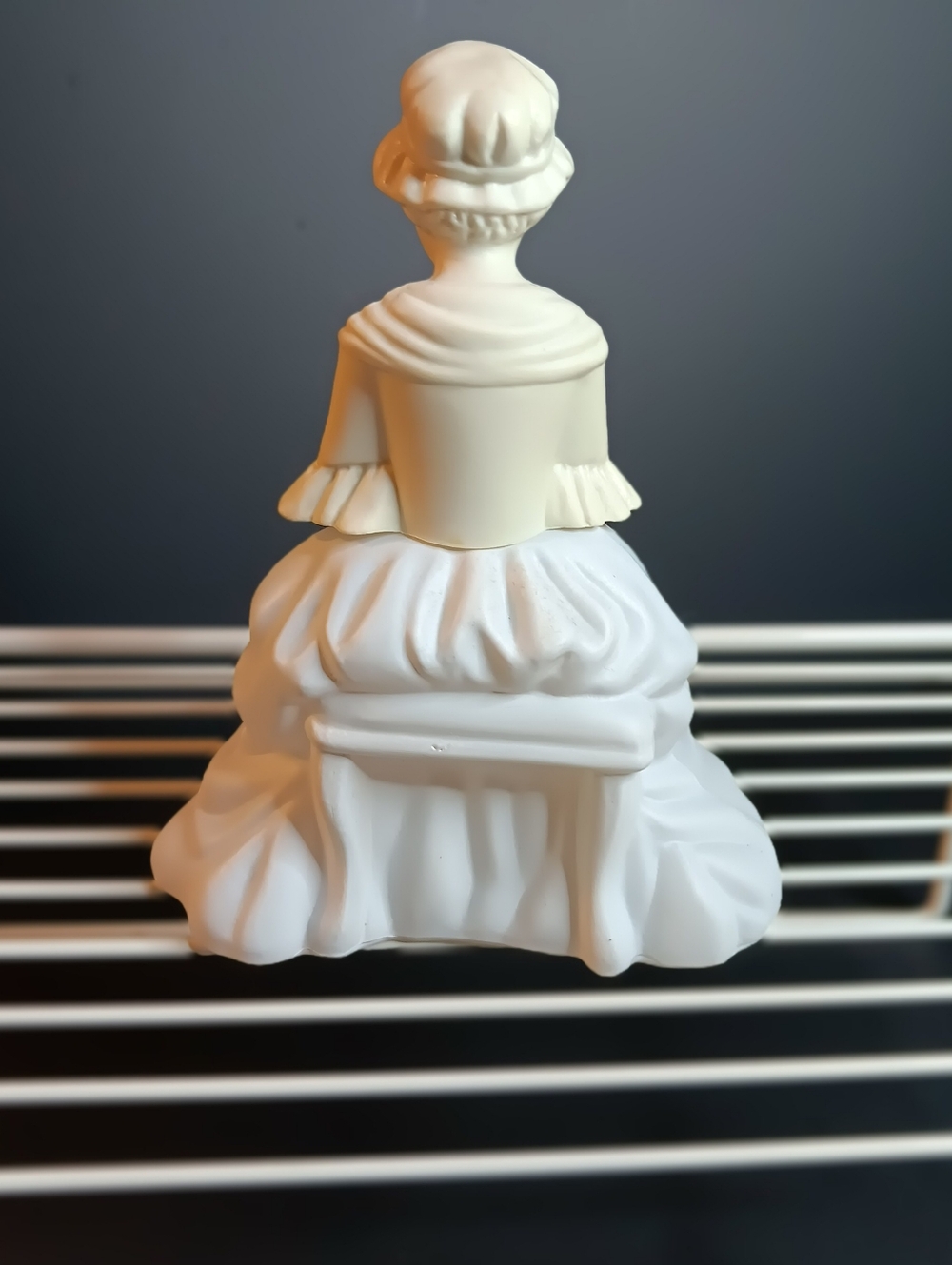 Vintage 1976 Avon Betsy Ross Figurine Cologne Bottle 5.5" H×4.5"W×3"D - Picture 4 of 7